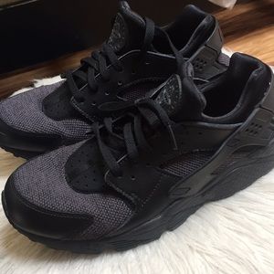 Nike Air Huaraches. Black. Size 11.